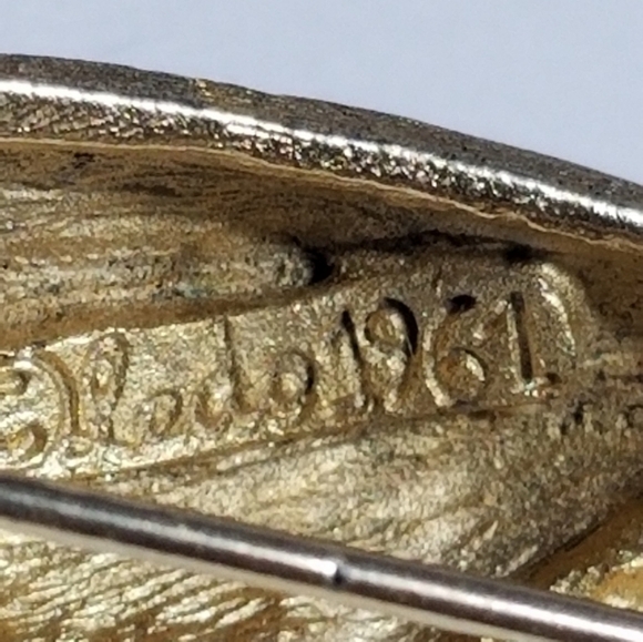 Vintage Ledo 1961 feather brooch pin gold tone leaf - Picture 6 of 12